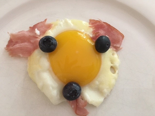 Dog Licks Egg, Ham and Blueberry Dog Face Recipe 