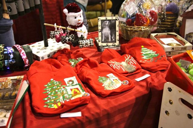 christmas-sweaters-for-dog-at-the-toronto-christmas-pet-show-day-2