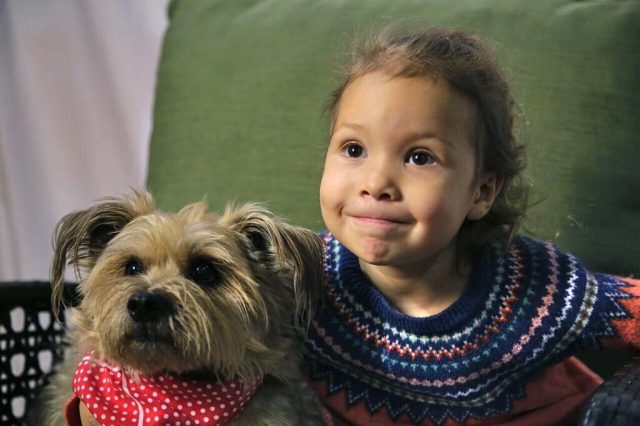 kids-pet-club-little-girl-with-linzy-at-the-toronto-christmas-pet-show-day-2